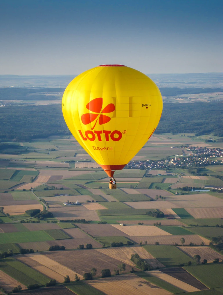  — © Sommerreise 2012 - Dillingen, Ballon von Lotto Bayern, Luftaufnahme Veranstaltungsplatz.Honorarfrei lediglich fŸr AnkŸndigungen und Veršffentlichungen im Zusammenhang mit obiger BR-Veranstaltung bei Nennung: Bild: BR/Wolfgang Schnaiter. Andere Verwendungen nur nach entsprechender vorheriger schriftlicher Vereinbarung mit dem BR-Bildarchiv, Tel. 089 / 5900 10580, Fax 089 / 5900 10585, Mail Pressestelle.foto@br.de