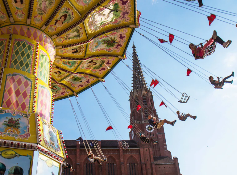 Auer Dult, Maria-Hilf-Platz, Kirche, Karussell — © Bild: München Tourismus / Werner Böhm 