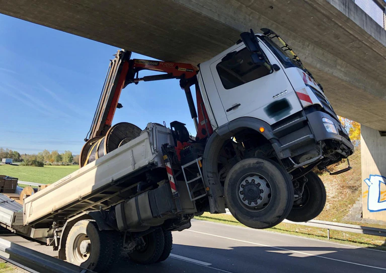 LKW, Unfall, Bichl, Oberleitung — © Bild: Hermann Spanner