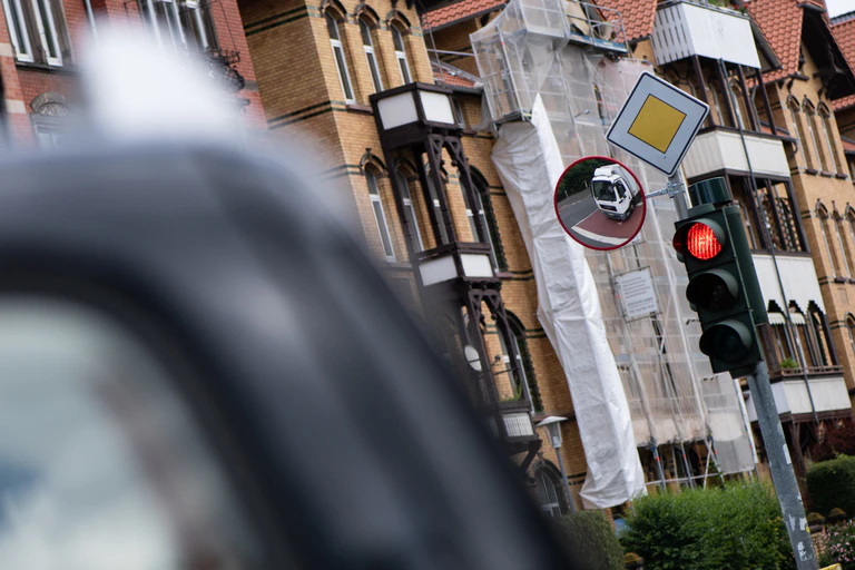  — © 20.06.2019, Niedersachsen, Göttingen: Ein Trixi-Spiegel für mehr Sicherheit im Straßenverkehr ist an einer Ampel befestigt. Die Verkehrsspiegel erweitern das Sichtfeld vor allem für LKW- und Busfahrer, wenn sie rechts abbiegen. Foto: Swen Pförtner/dpa | Verwendung weltweit