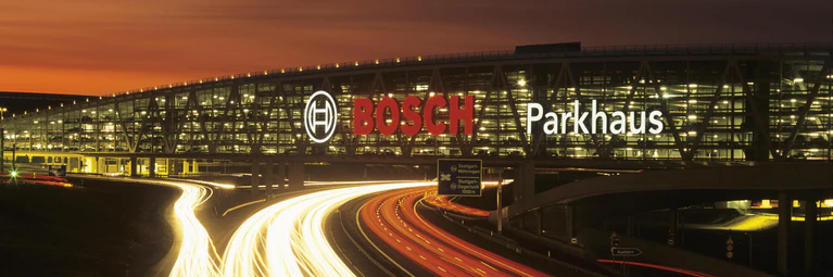  — © Messeparkhaus am Flughafen von Stuttgart an der A 8, Stuttgart, Baden-Württemberg, Deutschland, Europa | Verwendung weltweit, Keine Weitergabe an Wiederverkäufer.