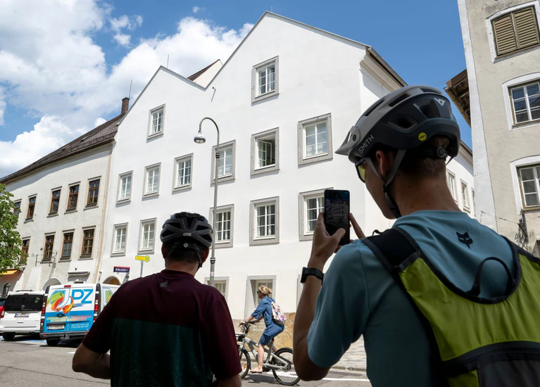 Das Geburtshaus von Adolf Hitler in Braunau am Inn ist Anziehungspunkt für Touristen und auch Mitglieder der rechtsextremen Szene. — © Peter Kneffel/dpa
