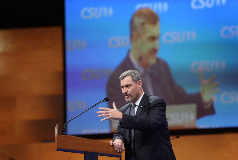 Markus Söder wählt auf dem CSU-Parteitag deutlich Worte. — © Karl-Josef Hildenbrand/dpa