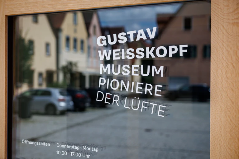 Weisskopfs Nachfahren haben heute noch Kontakt mit Leutershausen, sagt Museumschefin Laura Gebauer. — © Daniel Karmann/dpa