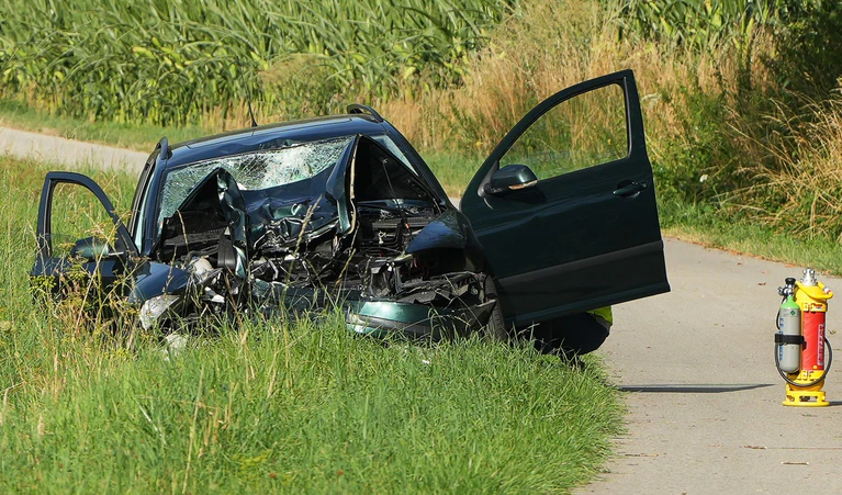 Nach dem Unfall stand das schwerbeschädigte Auto an der Unfallstelle. — © Felix Kirberg/dpa