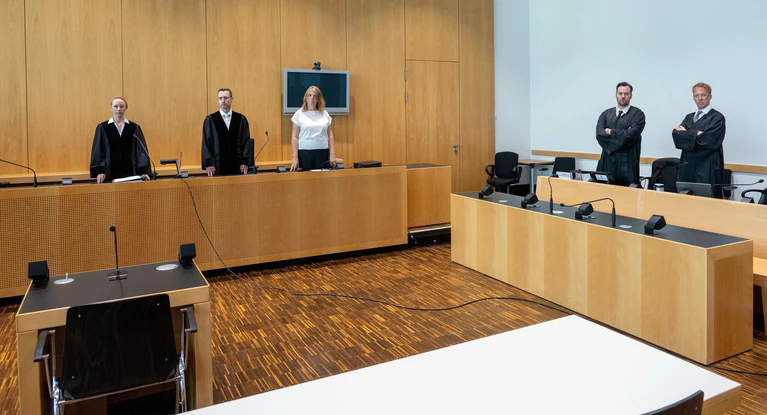 Im Juni 2023 sollte der Prozess gegen den Allgemeinarzt beginnen. Doch der Angeklagte kam nicht zum Verfahren und ließ die Richter (links) sowie seine beiden Verteidiger (rechts) vergeblich warten. (Archivbild) — © Stefan Puchner/dpa