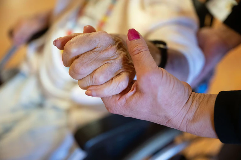 Die Pflege durch Angehörige ist unverzichtbar für den Sozialstaat. Deshalb fordern die Fraktionschefs von CDU und CSU bei den anstehenden Reformen mehr politische Wertschätzung für die «Helden des Alltags». (Illustration) — © Marijan Murat/dpa