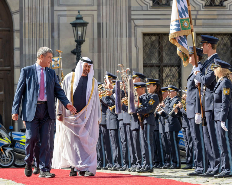 Im September war Präsident Scheich Mohamed bin Zayed Al Nahyan in München zu Besuch - nun macht Markus Söder den Gegenbesuch in Abu Dhabi. (Archivbild) — © Peter Kneffel/dpa