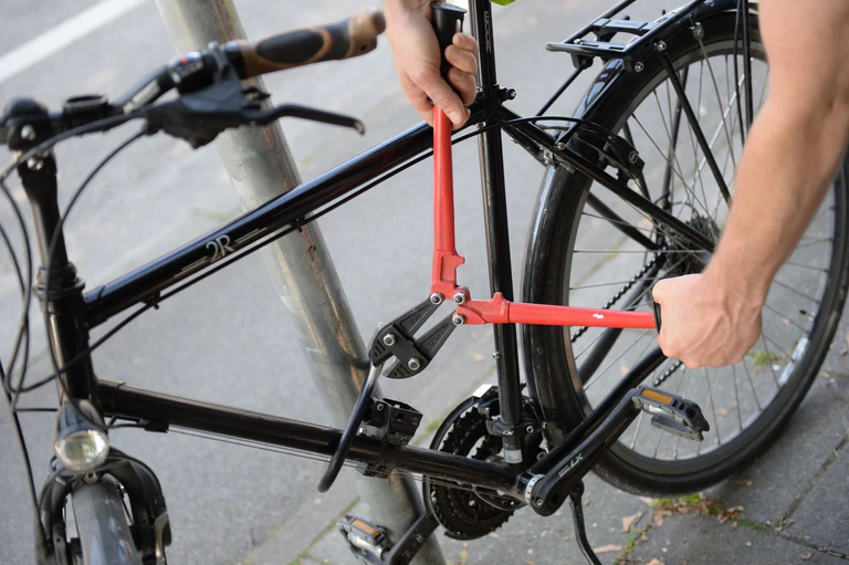 Die Polizei in Bayern geht mit verschiedenen Maßnahmen gegen Fahrraddiebe vor. (Symbolbild) — © Andreas Gebert/Deutsche Presse-Agentur GmbH/dpa