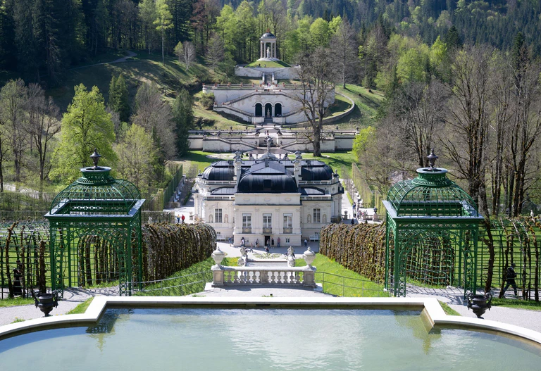 Schloss Linderhof zählt wie andere Schlösser Ludwigs zum Welterbe. (Archivbild)  — © Sven Hoppe/dpa