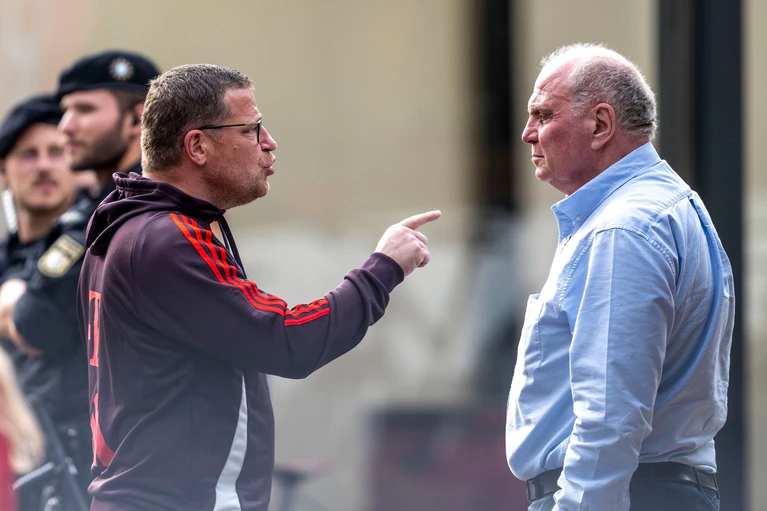 Reibung gehört im Profigeschäft dazu: Max Eberl (l) und Uli Hoeneß. (Archivbild)  — © David Inderlied/dpa