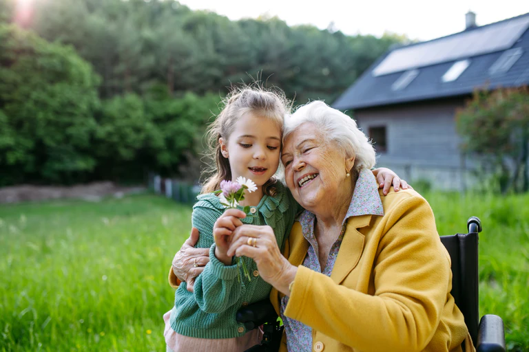 Großeltern Oma Enkel — © Halfpoint / iStock
