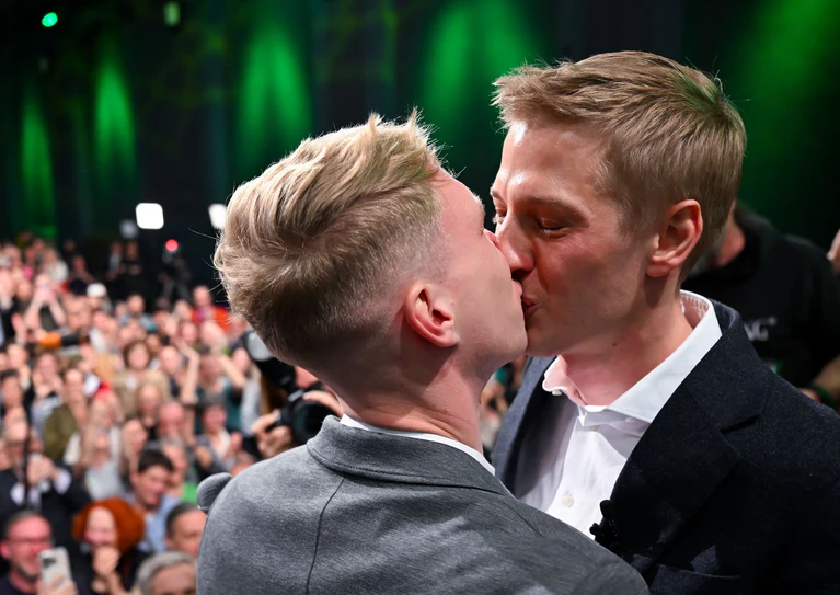 Krause mit seinem Partner am Abend seines Wahlsieges. — © Sven Hoppe/dpa