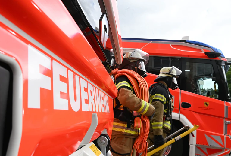 Feuerwehrleute löschen die Flammen in der Dachgeschosswohnung. (Symbolbild) — © Bernd Weißbrod/dpa