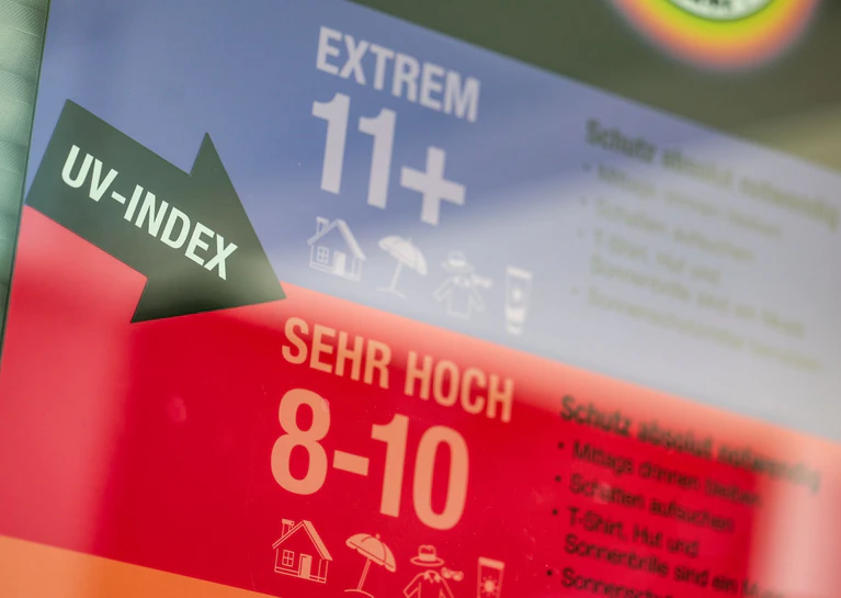 UV-Index-Tafeln informieren über den richtigen Sonnenschutz. (Archivbild) — © Thomas Banneyer/dpa