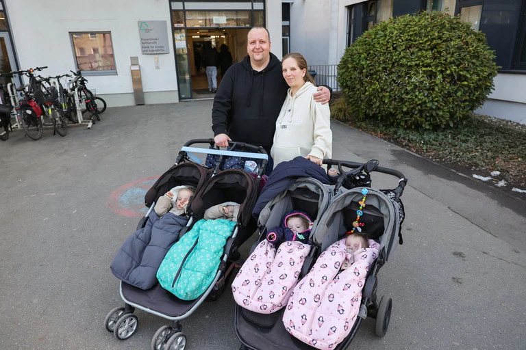 Zwei Zwillingspaare im Kinderwagen, eins im Bauch - Jasmin Schmidt und Andreas Rittner freuen sich wieder auf doppeltes Glück. — © Daniel Löb/dpa