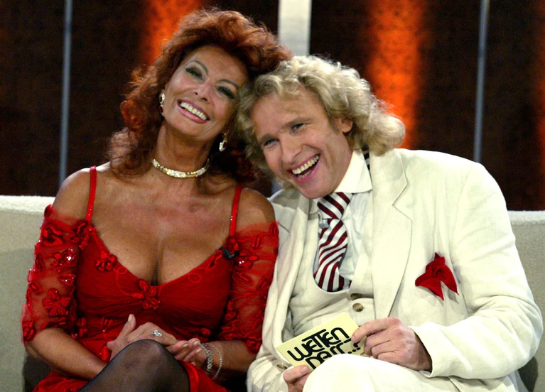 Kuscheln mit Sophia Loren: Thomas Gottschalk hatte samstagabends alle Stars zu Gast. (Archivfoto) — © Michael Urban/ddp/POOL/dpa
