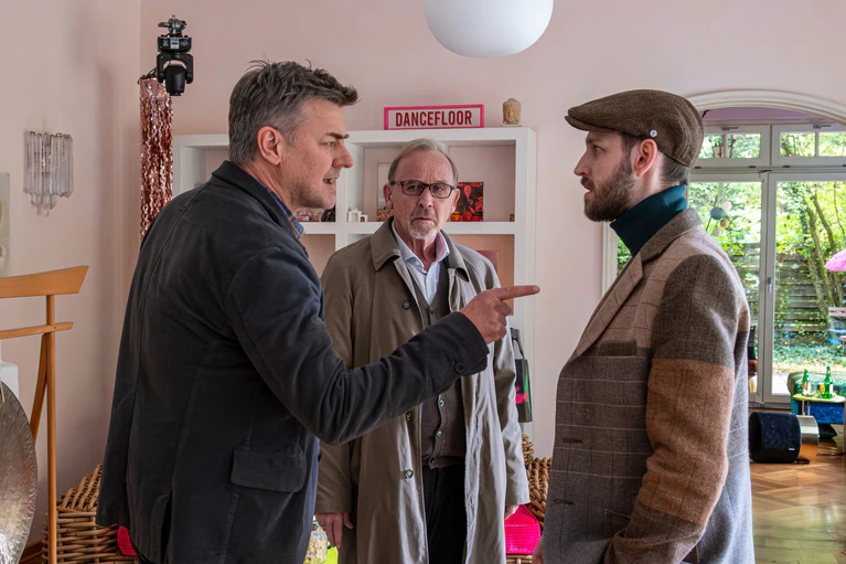 Harald Neuhauser (Marcus Mittermeier, links) und Ludwig Schaller (Alexander Held, Mitte) verdächtigen Jeremias Oesterheld (Julius Kastner). — © Susanne Bernhard/ZDF/dpa