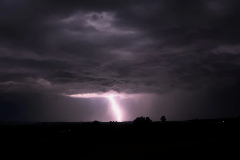 Schwere Gewitter könnten ab dem Nachmittag vor allem über den Westen Bayerns ziehen. (Archivbild) — © Karl-Josef Hildenbrand/dpa