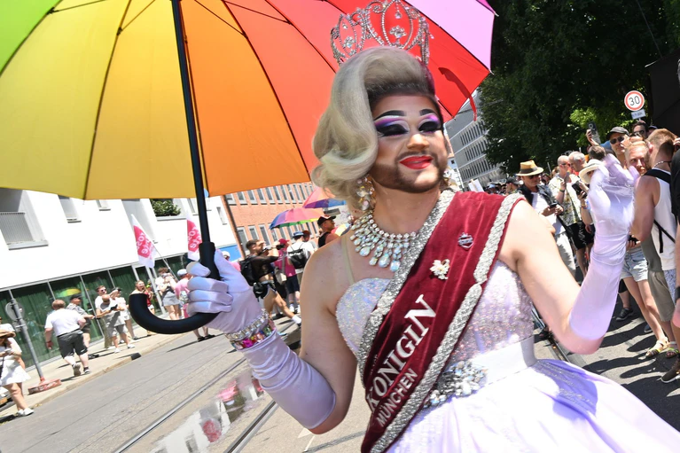 Die Drag-Künstlerin Miss Taylor ist Teil der diesjährigen CSD-Parade in München.  — © Felix Hörhager/dpa