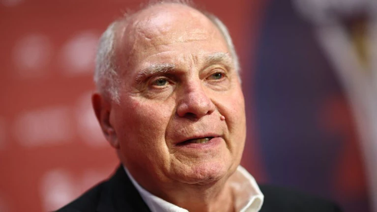 Als «Legende» geehrt: Bayern-Ehrenpräsident Uli Hoeneß. — © Christian Charisius/dpa