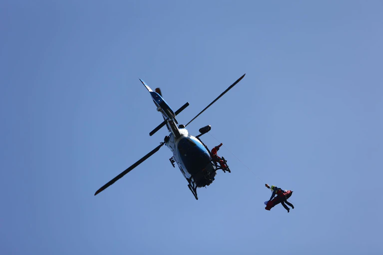 An der Bergung der Leiche war ein Hubschrauber beteiligt. (Symbolbild) — © Matthias Bein/dpa