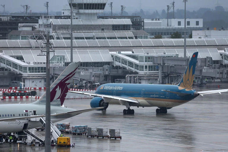 Ein Boeing-Dreamliner der Vietnam Airlines wartet am Flughafen München auf den Start. — © Karl-Josef Hildenbrand/dpa
