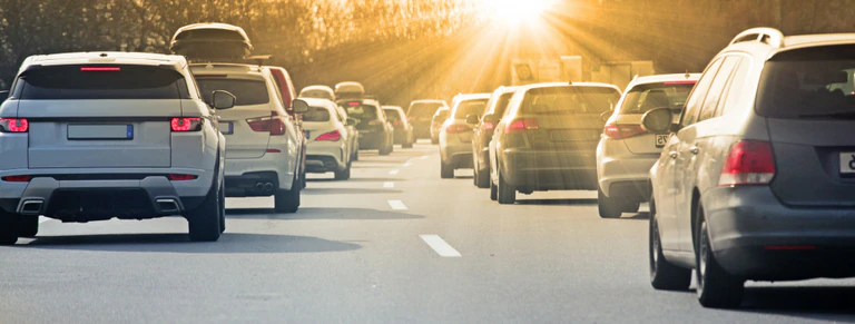 Autos Autofahrer Sonne — © Bild: Adobe Stock / Thaut Images