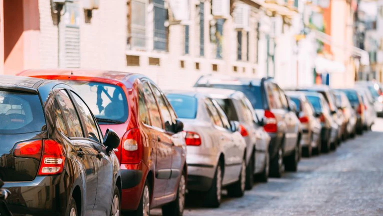 Parkende Autos — © Bildnachweis: bruev / IStock