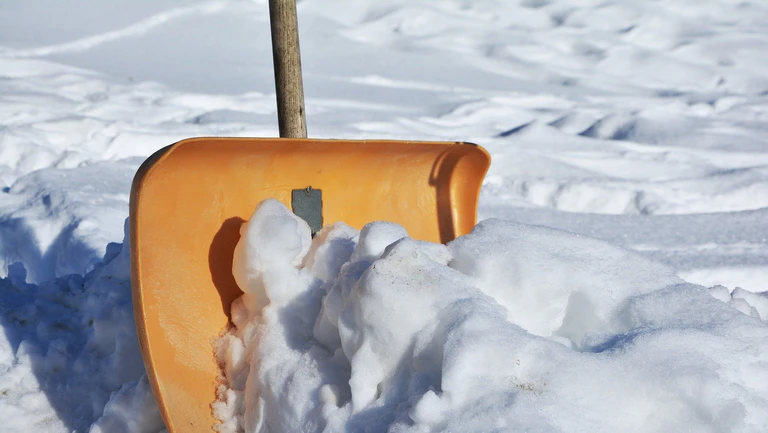 Schneeschaufel — © Bild von congerdesign auf Pixabay 