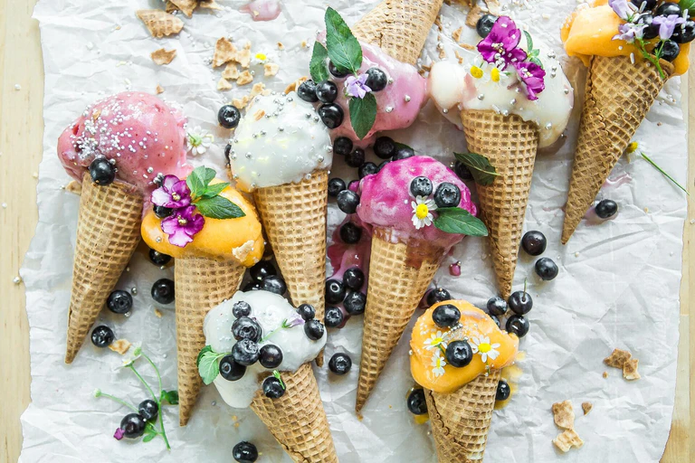 Eis — © Photo by Brooke Lark on Unsplash