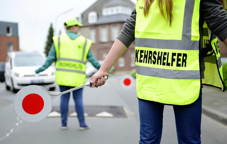 Schülerlotse, Schulweg, Helfer, Freiwillige, Lotse, Schüler, Verkehr — © Bild: Adobe Stock © Gerhard Seybert 