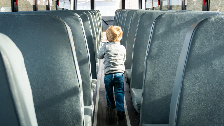 Junge im Schulbus — © Bild: Pixabay