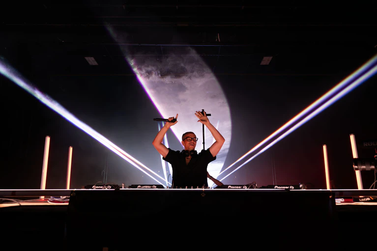 DJ Alle Farben ist zu Gast bei den Bayreuther Festspielen. — © Pia Bayer/dpa