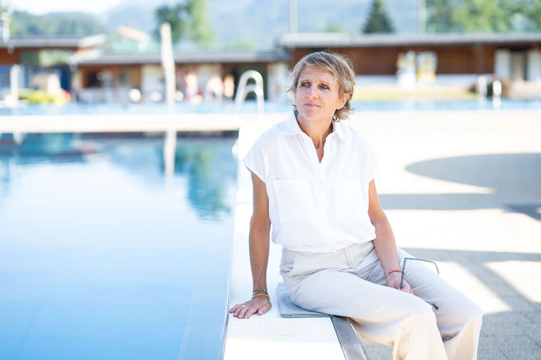 Susanne Pawlik hat den autobiografisch gefärbten Roman «Weiterschwimmen» über den Tod eines Kindes geschrieben. — © Lukas Barth-Tuttas/dpa