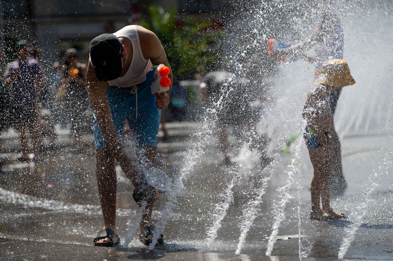 Die Aktion fand im großen Brunnen auf dem Karlsplatz in München statt. — © Lennart Preiss/dpa