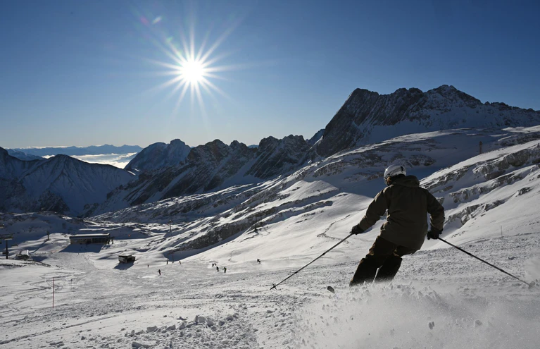 Wintersportler genießen in der sich dem Ende zuneigenden Saison Sonnenschein und blauen Himmel. (Archivbild) — © Angelika Warmuth/dpa