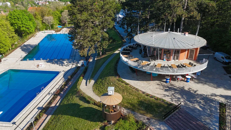 Am 15. Mai eröffnet das Terrassenschwimmbad im unterfränkischen Bad Kissingen nach einer umfassenden Sanierung wieder. — © Ben Kiesel/Stadt Bad Kissingen/dpa