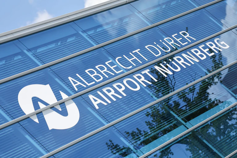 Erstmals seit 2019 verzeichnete der Flughafen Nürnberg wieder mehr als vier Millionen Passagiere. (Archivbild) — © Daniel Löb/dpa