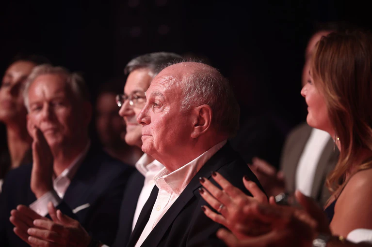 Wurde für sein Lebenswerk geehrt: Uli Hoeneß (M.) beim «Sport Bild Award». — © Christian Charisius/dpa