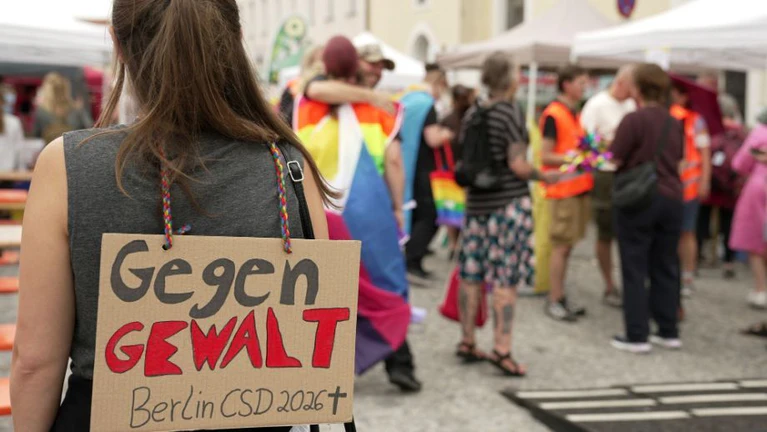 Der CSD in Mühldorf fand trotz des Angriffs in Berlin statt.  — © Ehsan Monajati/dpa