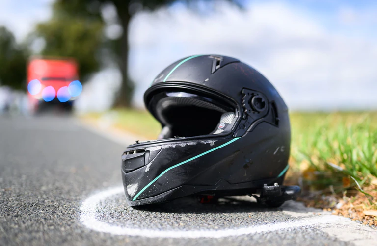 Für den Motorradfahrer kam jede Hilfe zu spät. (Symbolbild) — © Julian Stratenschulte/dpa
