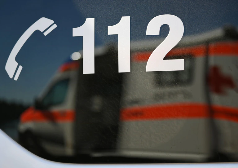 Die Feuerwehr und der Rettungsdienst rückten aus. (Symbolbild) — © Patrick Seeger/dpa