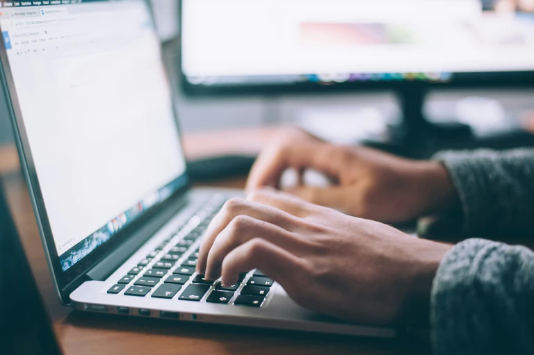 Laptop Arbeit arbeiten — © Glenn Carstens-Peters / Unsplash