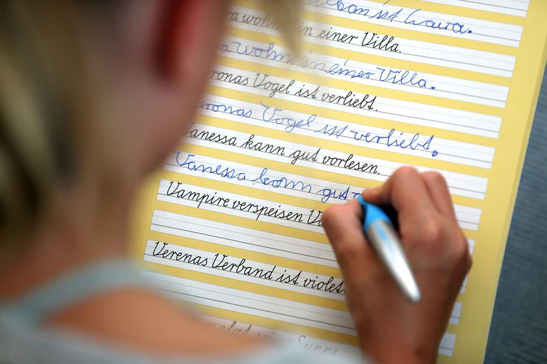 Schreibschrift muss intensiv geübt werden, um leserlich zu sein (Archivbild). — © Jan Woitas/dpa