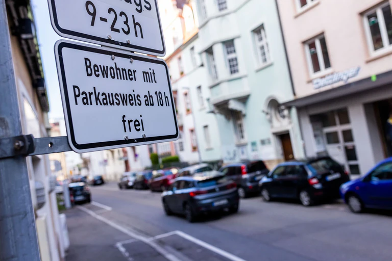 Mehr als 30,70 Euro pro Jahr dürfen bayerische Kommunen nicht für Anwohnerparkausweise verlangen. (Archivbild) — © Philipp von Ditfurth/dpa