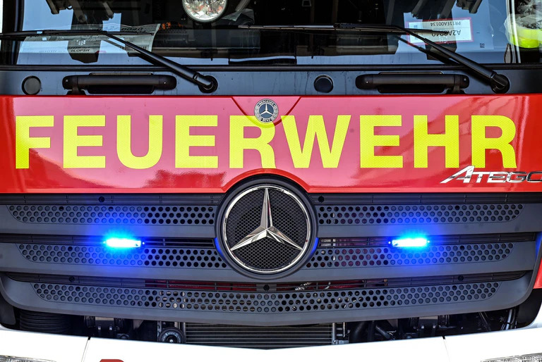 Bei einem Brand in der Tiefgarage einer Tagesklinik in Berg im Landkreis Starnberg sind 13 Autos sowie das Gebäude teils schwer beschädigt worden. (Symbolbild) — © Uli Deck/dpa