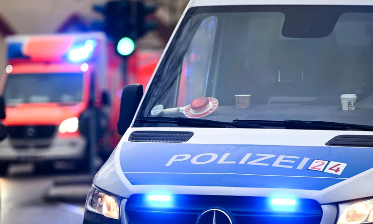 Zwei Menschen wurden schwer verletzt. (Symbolbild) — © Jens Kalaene/dpa