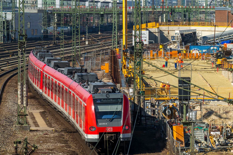 Im Herbst wird viel gebaut auf Münchens S-Bahn-Strecken. (Archivbild)  — © Peter Kneffel/dpa
