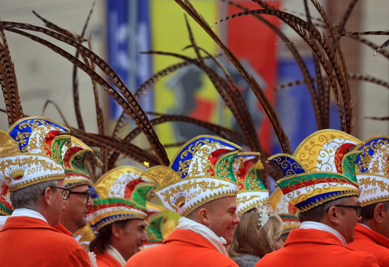 Die Faschingssaison hat begonnen - wie hier zum Beispiel in Würzburg. — © Karl-Josef Hildenbrand/dpa